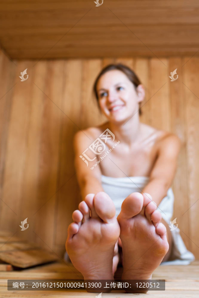 在桑拿浴中放松的年輕女子