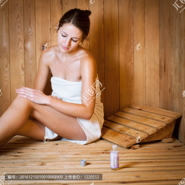 在桑拿浴中放松的年輕女子