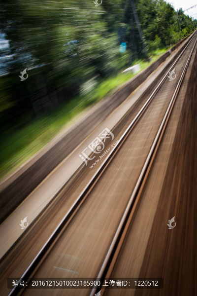 從快速行駛的火車上看到的鐵路