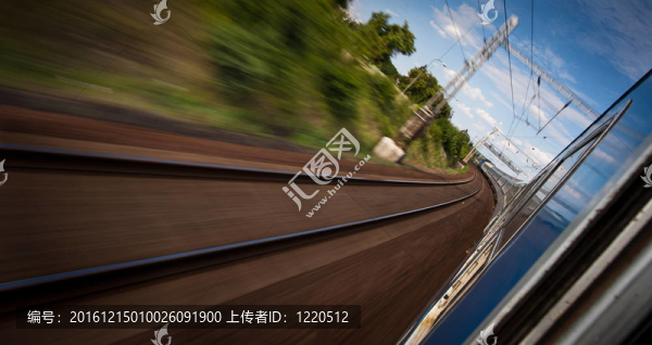 從快速行駛的火車(chē)上看到的鐵路