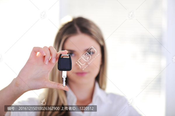 年輕女子握鑰匙
