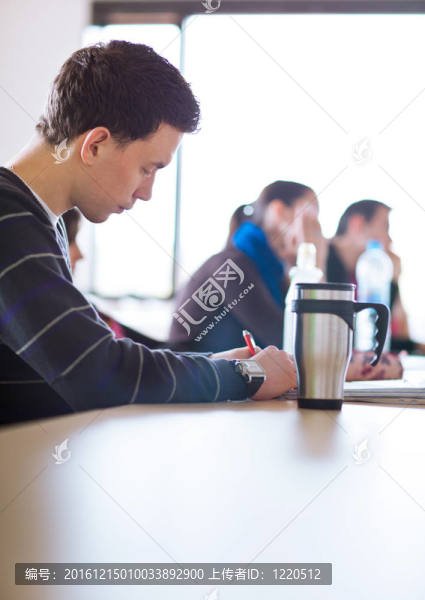 年輕；坐在教室里的英俊男大學生