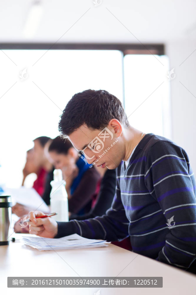 年輕；坐在教室里的英俊男大學(xué)生
