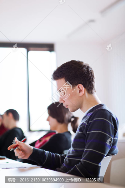 年輕；坐在教室里的英俊男大學(xué)生