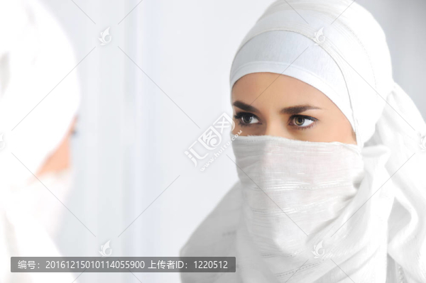 美麗的穆斯林女子看著鏡子