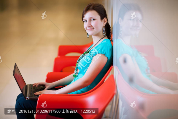 漂亮的年輕女學(xué)生筆記本電腦