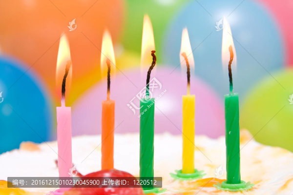 彩色蠟燭生日蛋糕