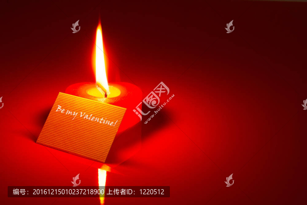 燃燒的心形蠟燭和情人卡
