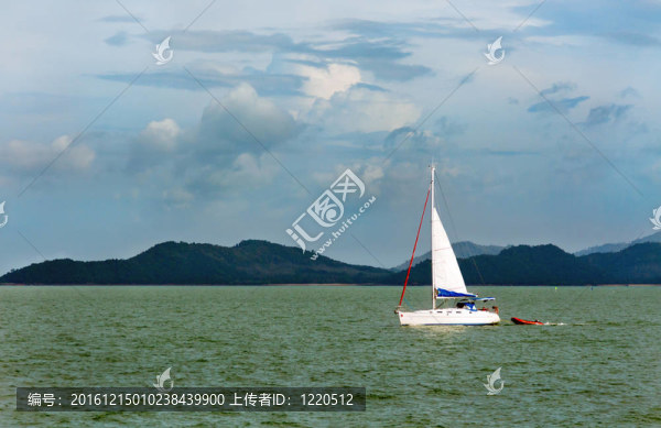 在熱帶島嶼的背景白色的帆船