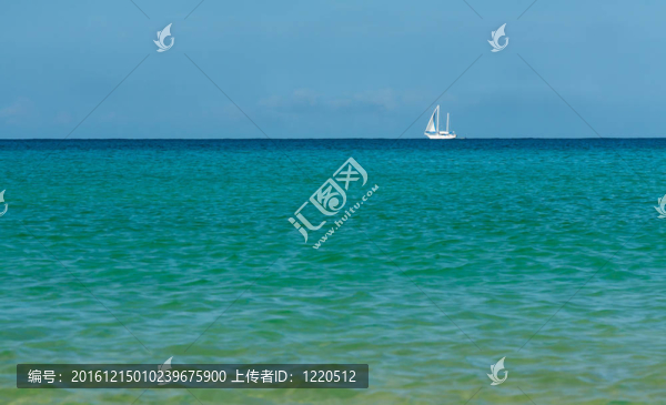 在蔚藍的大海上的白色帆船