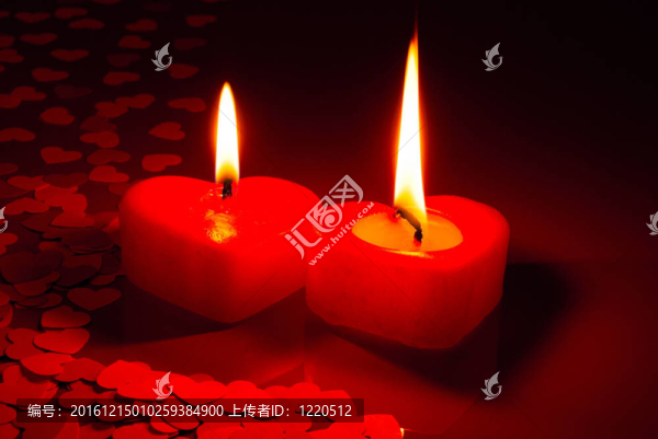 兩顆燃燒的心形蠟燭