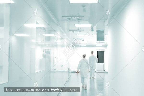 穿著白色制服的上班族在現(xiàn)代工廠環(huán)境下行走