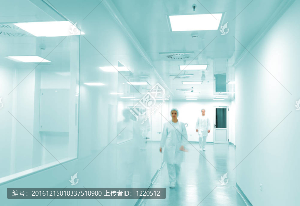 現(xiàn)代明亮的工廠內(nèi)部與工作人員在運(yùn)動