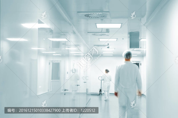 現(xiàn)代工廠環(huán)境下穿白色制服的上班族