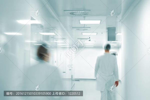 穿著白色制服的上班族在現(xiàn)代工廠環(huán)境下行走