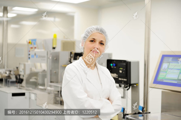 現(xiàn)代工廠自動(dòng)化生產(chǎn)線工作女工