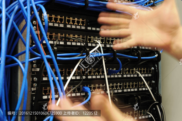 問題與連接器和電纜在嚴重的房間