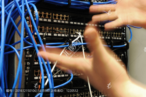 問題與連接器和電纜在嚴重的房間