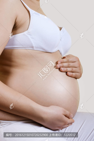 孕婦關心她的肚子