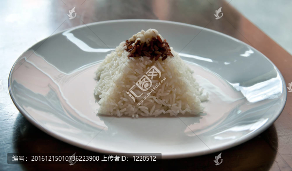 在有磨損桌子的餐館的盤子上的金字塔