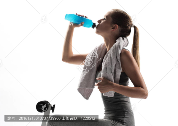 婦女和運(yùn)動(dòng)飲料