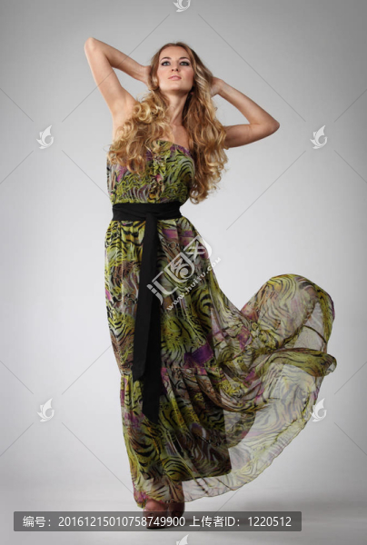 美麗的金發(fā)女孩在長禮服的肖像