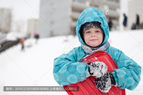 男孩在山上雪橇