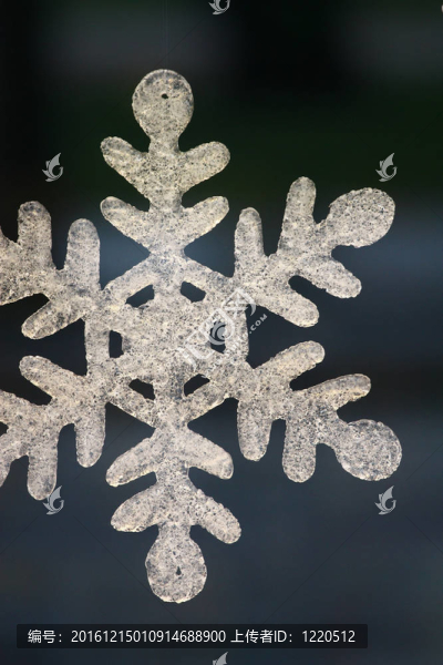 黑色背景下的圣誕雪花裝飾