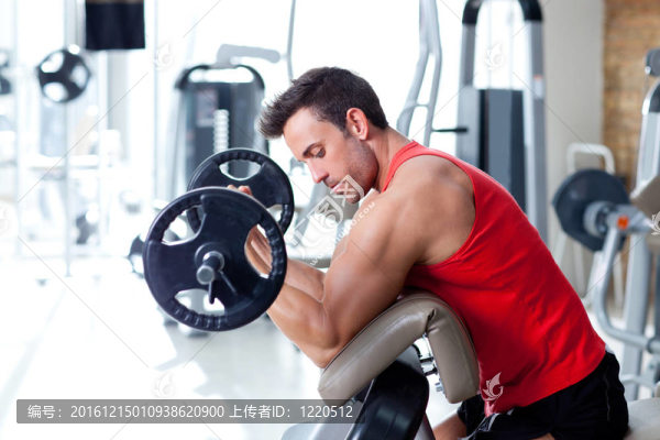 男子體重訓(xùn)練設(shè)備在體育健身房