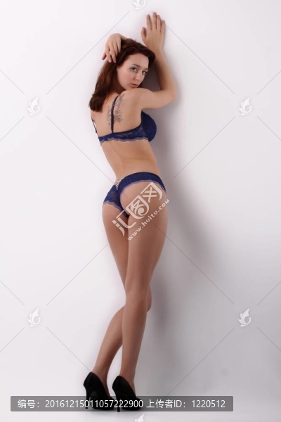 性感豐滿的女孩在藍(lán)色的內(nèi)衣