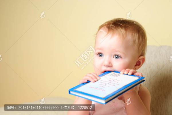 女孩讀書