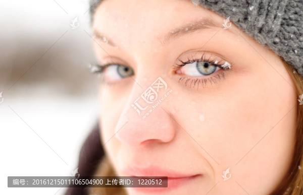 女孩的臉與雪戶外