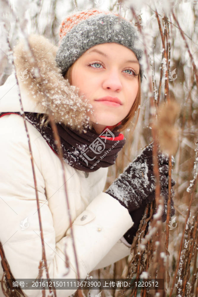女孩的臉與雪戶外