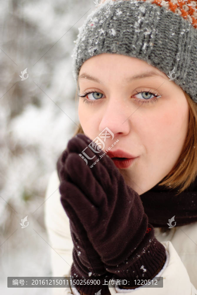 女孩的臉與雪戶外