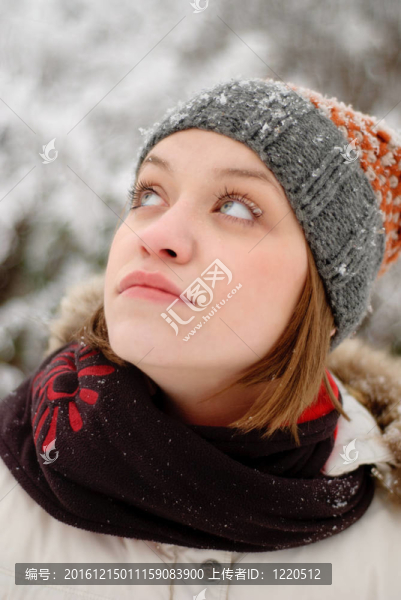 女孩的臉與雪戶外