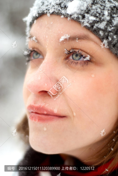 女孩的臉與雪戶外