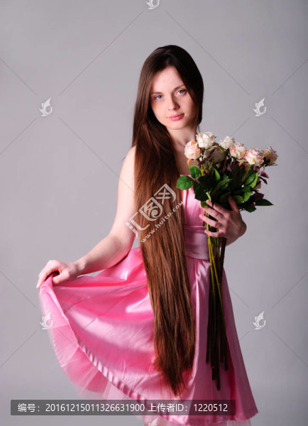穿粉紅色絲綢連衣裙的女人