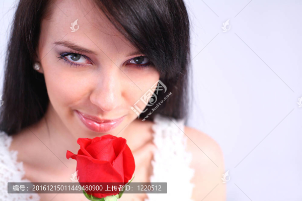 抱著玫瑰的年輕女人