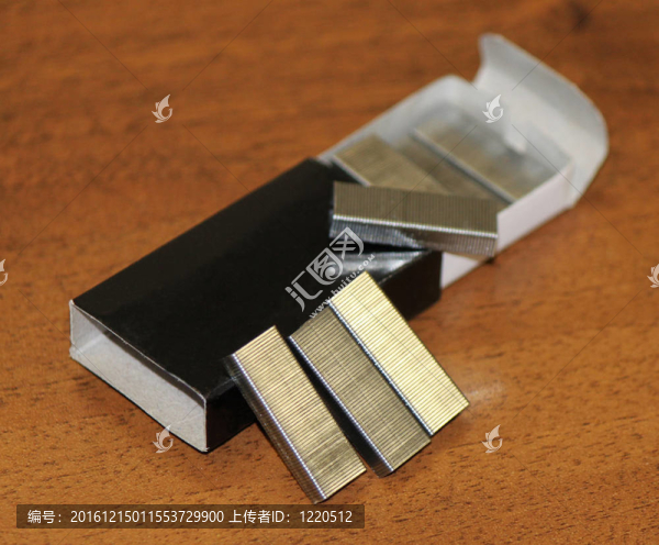 桌上的訂書釘