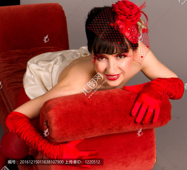 沙發(fā)上優(yōu)雅美女的畫像