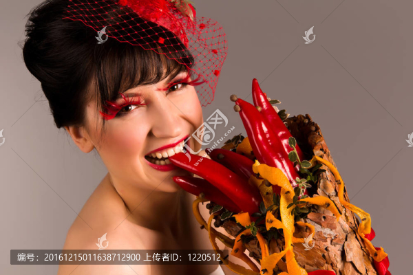 一個(gè)優(yōu)雅美麗的女人肖像與聚寶盆