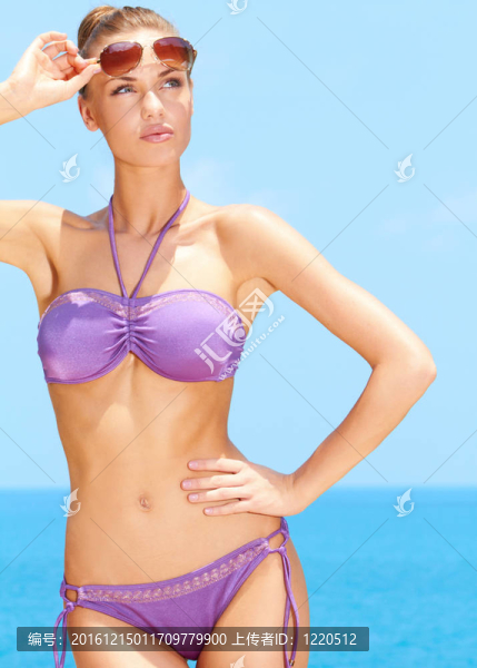 漂亮女與太陽鏡在游泳池