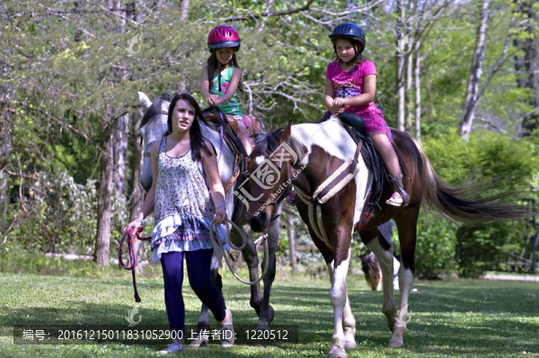 女孩騎馬