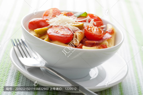 西紅柿和意大利臘腸面食