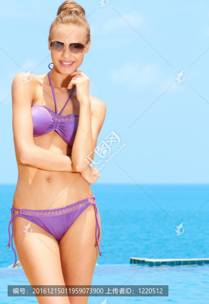 漂亮女與太陽鏡在游泳池