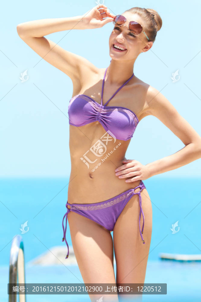 漂亮女與太陽鏡在游泳池