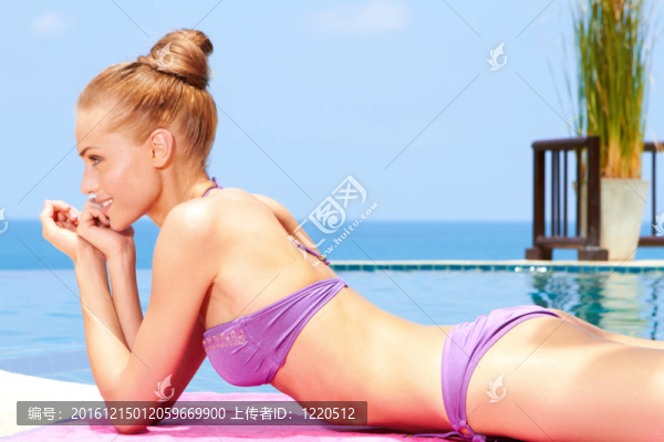 以日光浴在比基尼