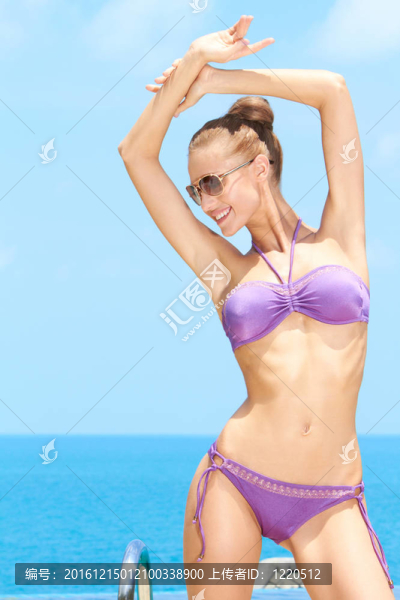 漂亮女與太陽鏡在游泳池
