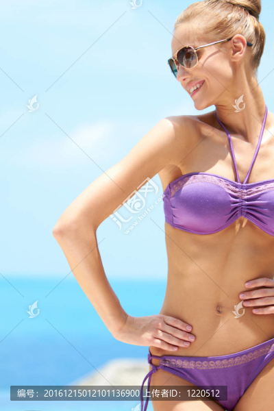 漂亮女與太陽鏡在游泳池