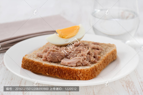 用金槍魚和雞蛋在盤子上烤